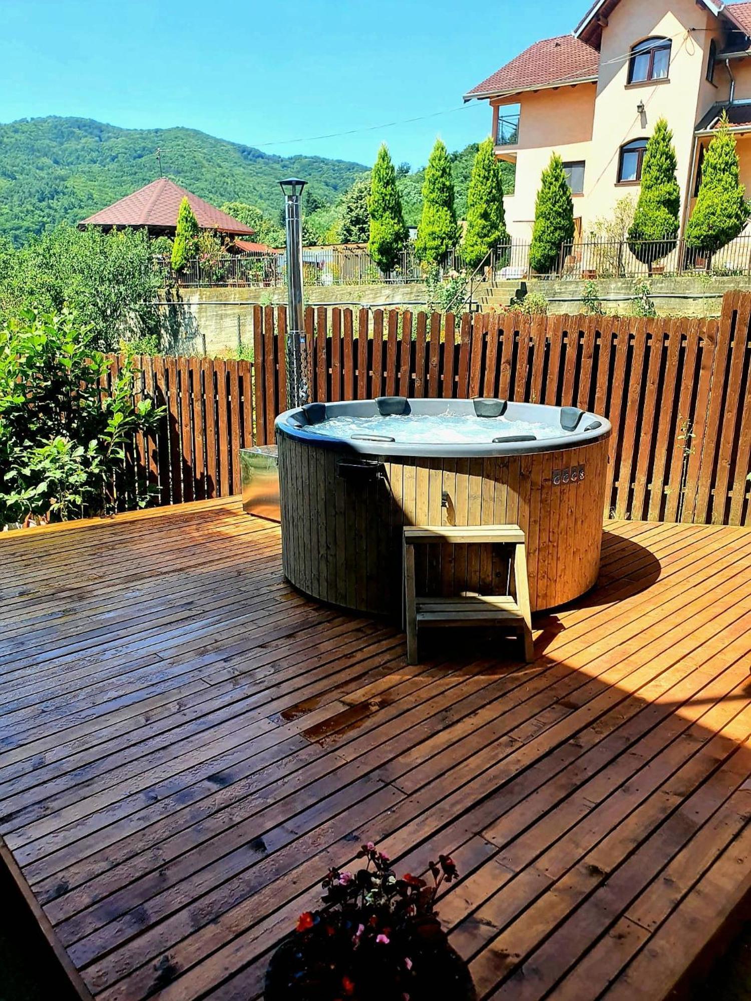 Casa Ostrov Hotel Calimanesti Exterior photo